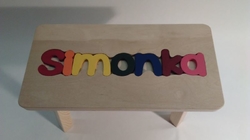 Dřevěná stolička CUBS se JMÉNEM SIMONKA barevná .
