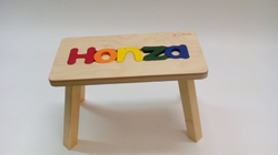 Dřevěná stolička CUBS se JMÉNEM HONZA barevná .