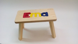 Dřevěná stolička CUBS se JMÉNEM EMA barevná .