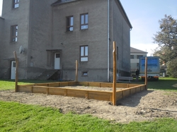 Pískoviště BIG 2x2m z AKÁTU s kůly na zavěšení stínění Pískoviště BIG 2x2m z AKÁTU a kůly na zavěšení stínení